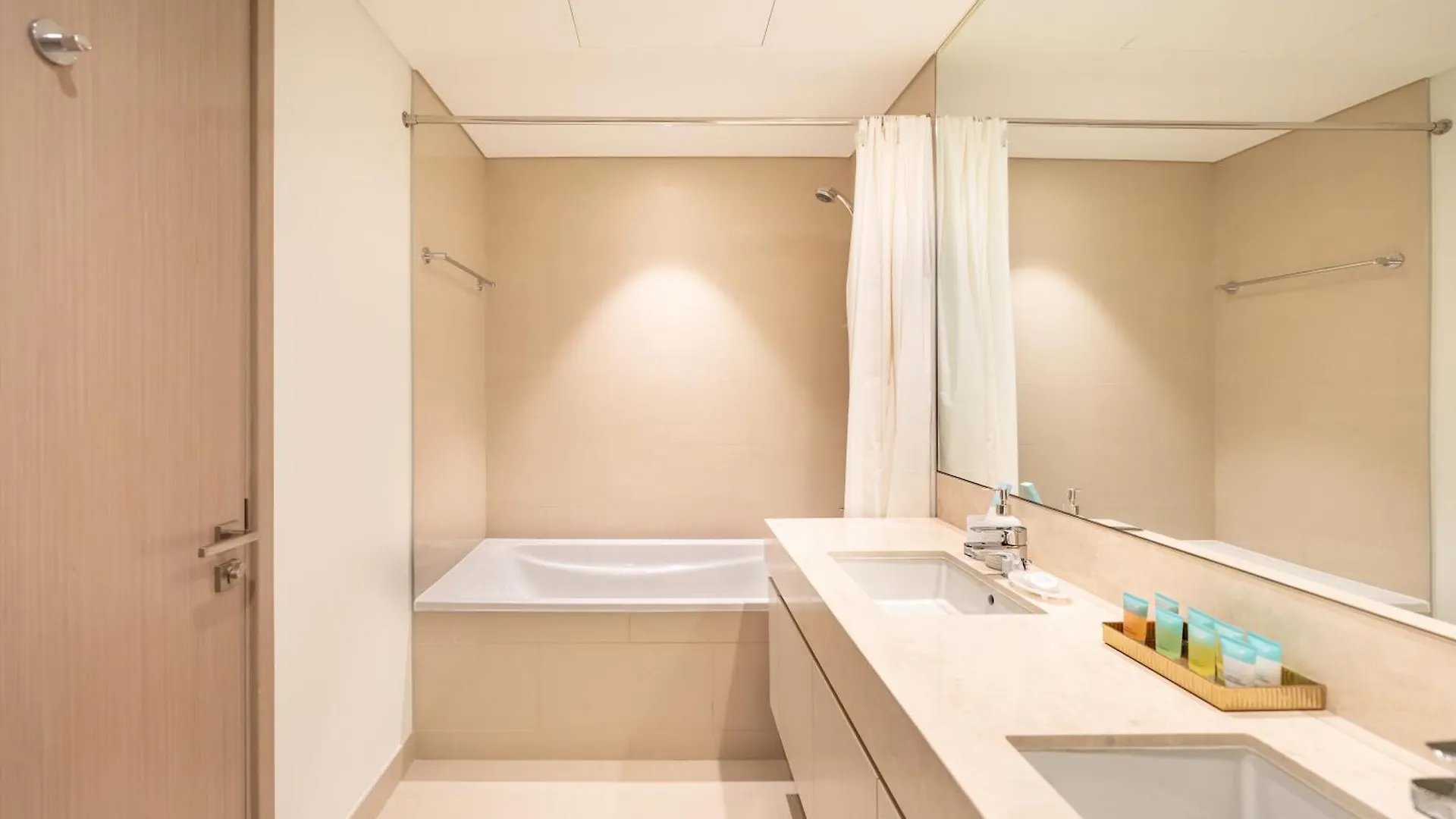 Exquisite 2 Bedroom Apartment I Burj Khalifa & Fountain Views I Free Gym, Pool, Parking, Wi-Fi And Ps5 I By Skyline Serenity Dubai Verenigde Arabische Emiraten
